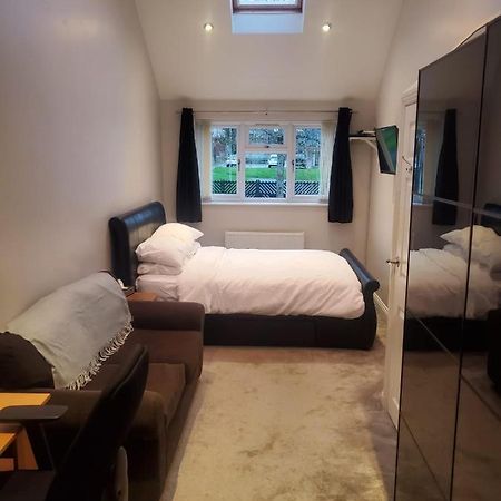 Large Kingsize Ensuite In Kingswood, Bristol, Bs15 Экстерьер фото
