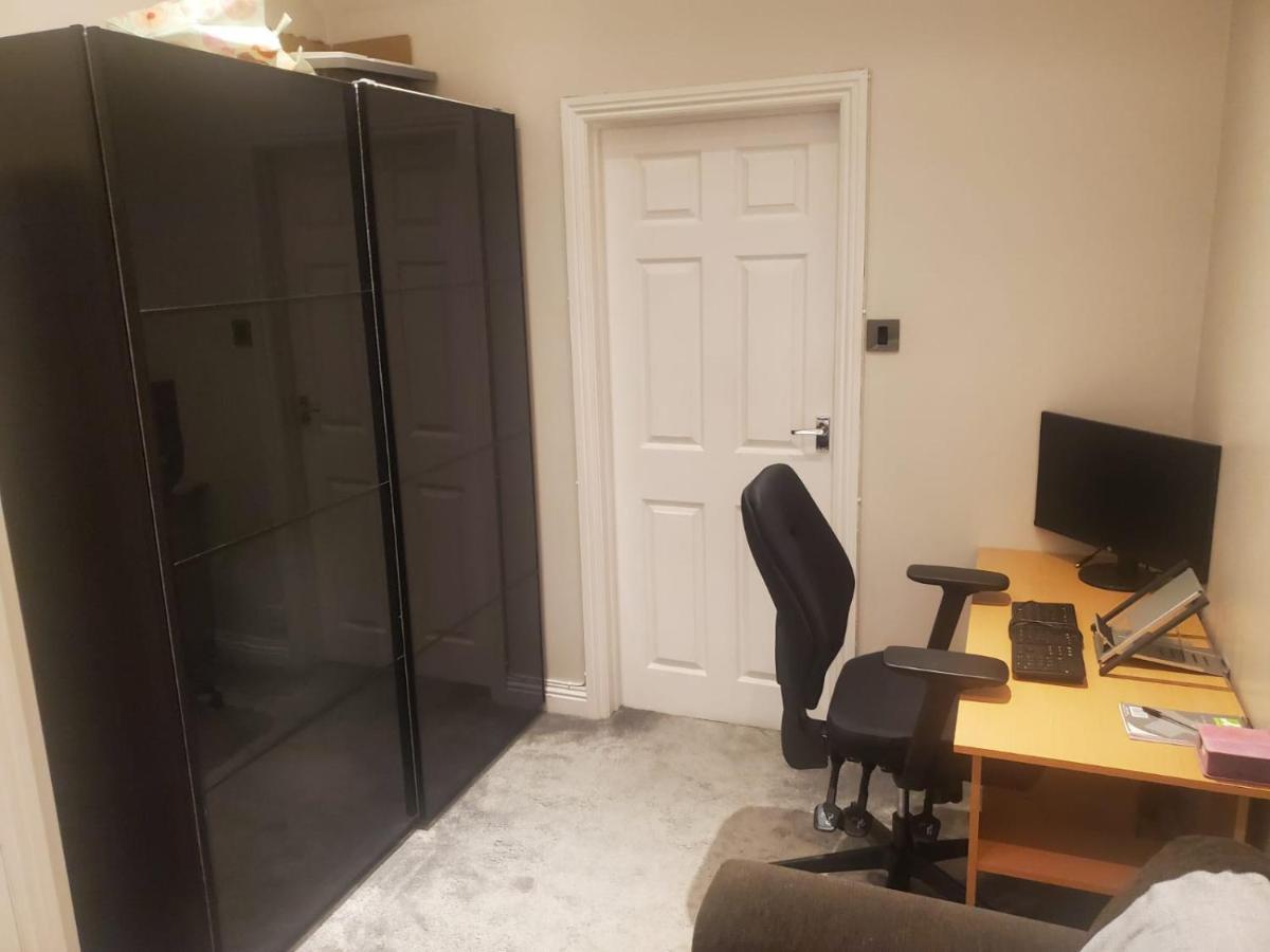 Large Kingsize Ensuite In Kingswood, Bristol, Bs15 Экстерьер фото