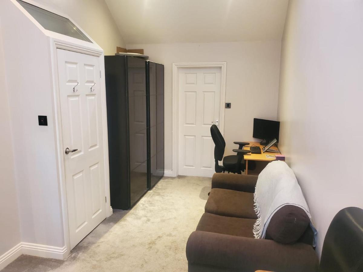Large Kingsize Ensuite In Kingswood, Bristol, Bs15 Экстерьер фото