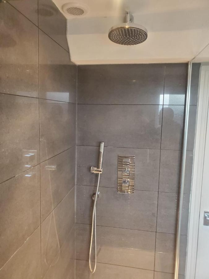 Large Kingsize Ensuite In Kingswood, Bristol, Bs15 Экстерьер фото